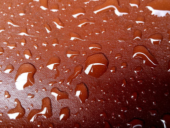 雨滴的表面的屋顶瓷砖的铁表面流下来摘要背景和水纹理为设计