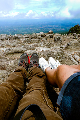 腿夫妇休息<strong>靴子</strong>为山跟踪对的背景山和山谷与嘈杂的云徒步旅行<strong>靴子</strong>的山休息时间自由概念