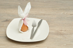 蛋餐巾与兔子耳朵显示板与刀和叉为复活节