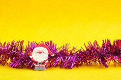 圣诞老人与紫色的俗丽的孤立的黄色的背景