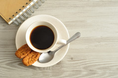 杯子咖啡饼干和笔记本