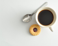 杯填满与咖啡和轮饼干孤立的白色背景