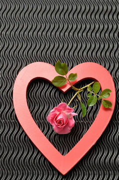 情人节一天红色的心与粉红色的玫瑰孤立的对黑色的背景