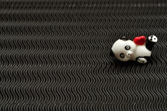 情人节一天陶瓷熊猫小雕像持有红色的心孤立的对黑色的背景