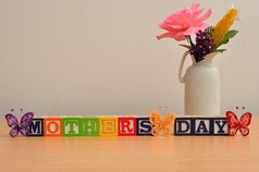 母亲一天与色彩斑斓的花束花和丝绸蝴蝶