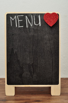 黑板上与的词菜单和红色的心