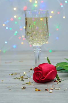 玻璃香槟与红色的心对出焦点光背景和红色的玫瑰