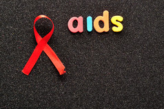 的词艾滋病与红色的意识丝带