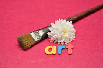 画笔和白色Aster粉红色的背景与的词艺术