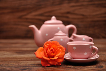 瓷发现了茶杯和水壶和橙色玫瑰