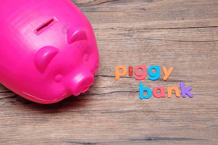 塑料小猪银行表格与的单词小猪银行