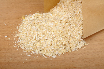 燕麦麸皮纸袋木背景