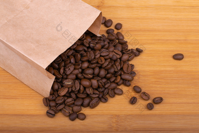 咖啡纸袋木背景咖啡纸袋
