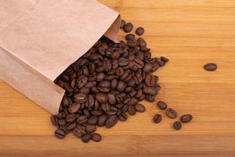 咖啡纸袋木背景咖啡纸袋