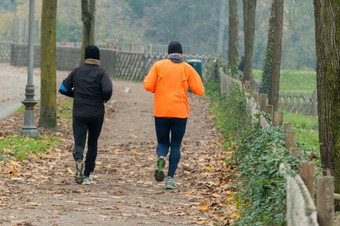 两个但慢跑公园秋天健康而且健身