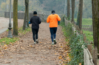 两个但慢跑公园秋天健康而且健身