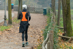 年轻的女人慢跑公园秋天健康而且健身