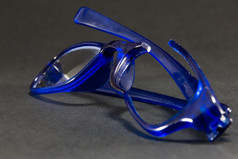 蓝色的破碎的眼镜黑色的背景