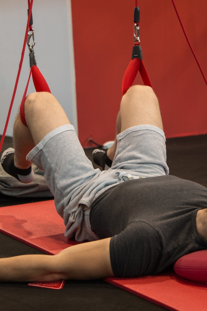 男人做健身牵引治疗与锻炼培训系统