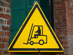 黄色的叉电梯卡车操作警告标志运输概念