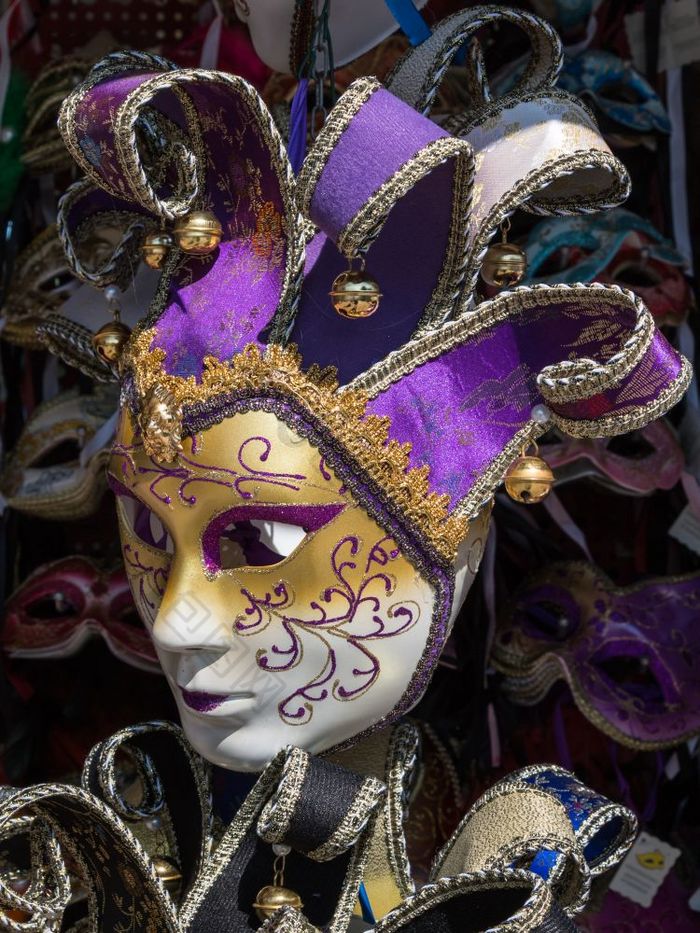 手工制作的狂欢节威尼斯面具黄金白色和紫色的