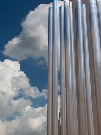 钢金属管和蓝色的天空背景现代建筑设计主题
