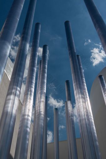 钢金属管和蓝色的天空背景现代建筑<strong>设计主题</strong>