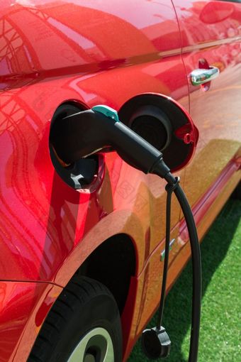 红色的电车充电站绿色权力燃料