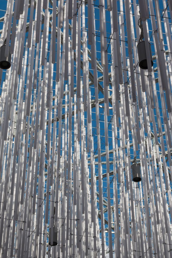 挂塑料管和蓝色的天空背景现代建筑设计主题米兰博览会意大利