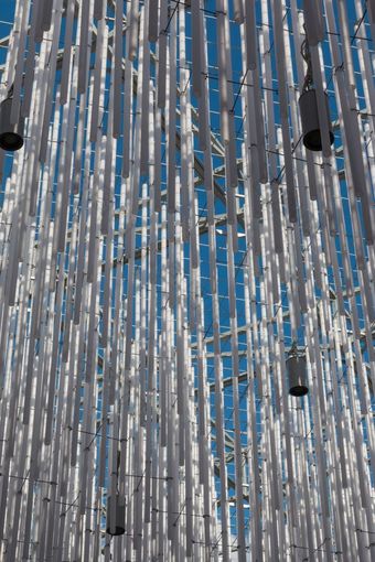 挂塑料管和蓝色的天空背景现代建筑<strong>设计主题</strong>米兰博览会意大利