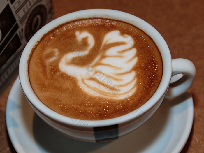 杯咖啡天鹅形状拿铁艺术