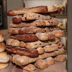 堆面包卷分类和法国面包木董事会