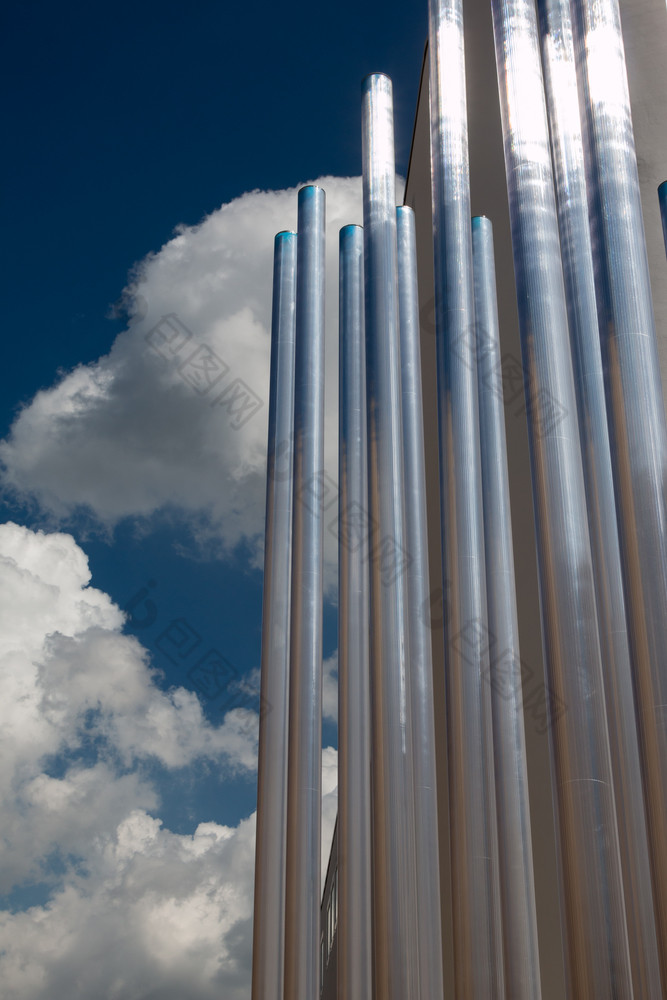 钢金属管和蓝色的天空背景现代建筑设计主题
