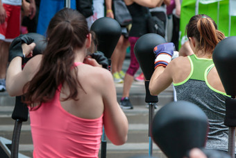 女孩健身类锻炼与免费的站拳<strong>击穿</strong>孔袋和速度球