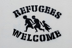 欢迎难民文本和标志钢网打印白色墙象征