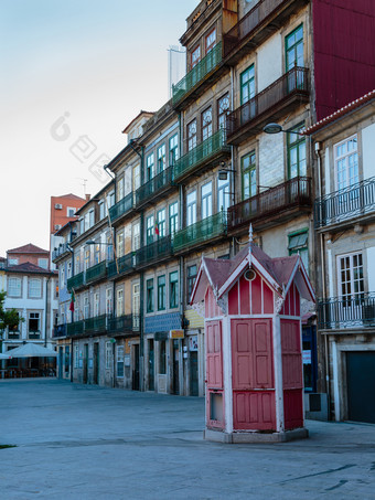 典型的色彩斑斓的葡萄牙语体系结构瓷砖蓝知更鸟外观与古董窗户和阳台葡萄牙