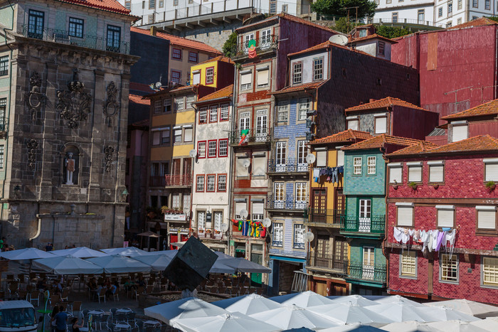 典型的色彩斑斓的葡萄牙语体系结构瓷砖蓝知更鸟外观与旗帜古董窗户和阳台葡萄牙