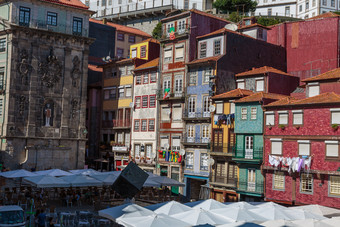 典型的色彩斑斓的<strong>葡萄牙</strong>语体系结构瓷砖蓝知更鸟外观与旗帜古董窗户和阳台<strong>葡萄牙</strong>