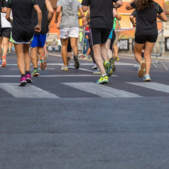 国际马拉松运行比赛人脚城市路
