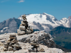石头堆放一个到每一个其他和山脊意大利白云石山脉阿尔卑斯山脉夏天时间背景