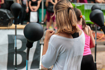 女孩健身类锻炼与免费的站拳<strong>击穿</strong>孔袋和速度球