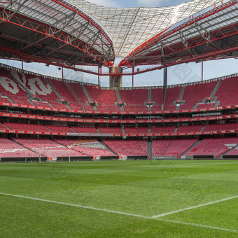 视图卢斯体育场红色的空座位和绿色足球球场里斯本葡萄牙视图卢斯体育场红色的空座位和绿色足球球场