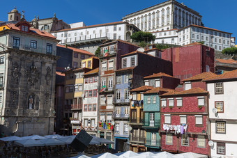 典型的色彩斑斓的葡萄牙语体系结构瓷砖蓝知更鸟外观与旗帜古董窗户和阳台葡萄牙典型的色彩斑斓的葡萄牙语体系结构瓷砖蓝知更鸟外观
