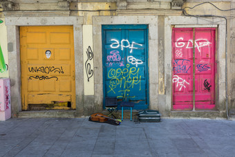 古董葡萄牙语体系结构老色彩斑斓的门作品和吉他的街葡萄牙古董葡萄牙语体系结构老色彩斑斓的门作品