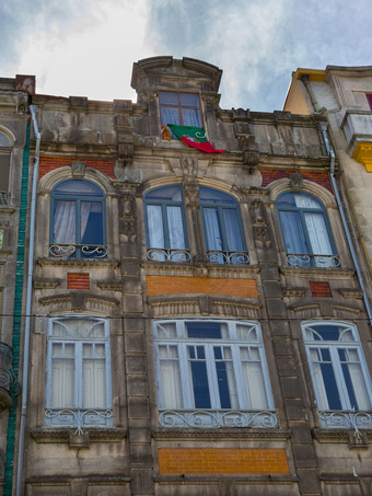 典型的色彩斑斓的葡萄牙语体系结构瓷砖蓝知更鸟外观与古董窗户和阳台葡萄牙典型的色彩斑斓的葡萄牙语体系结构瓷砖蓝知更鸟外观