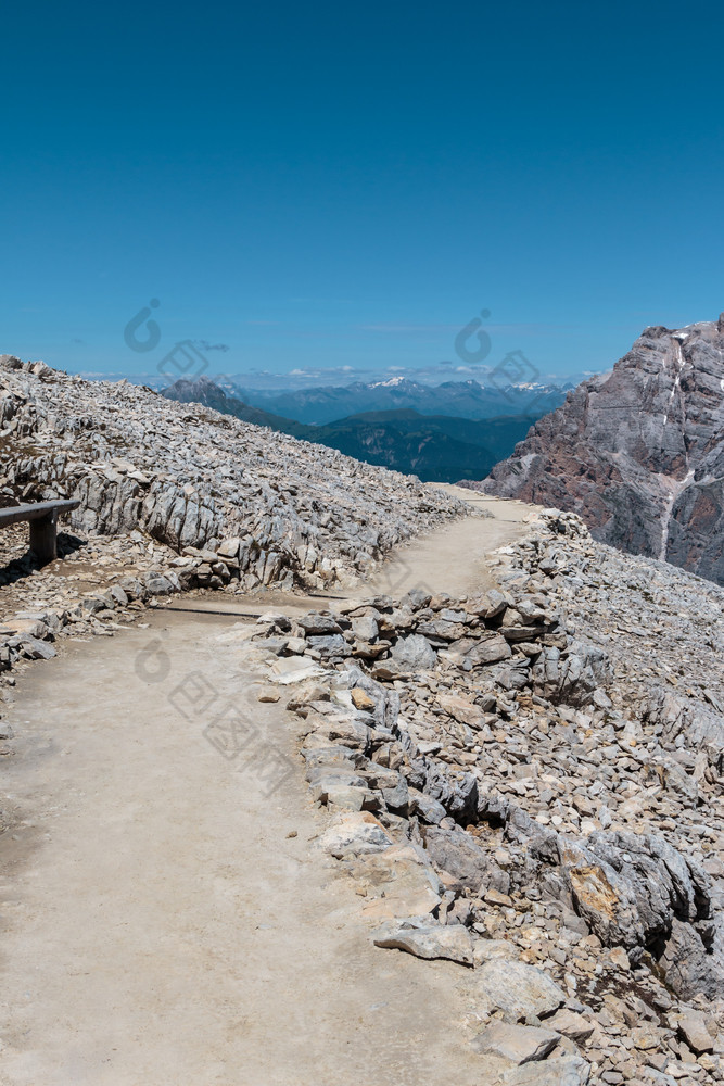 石头路径在贫瘠的山意大利白云石山脉阿尔卑斯山脉夏天时间石头路径在贫瘠的山意大利白云石山脉阿尔卑斯山脉