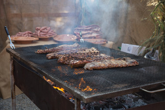 户外烤肉牛排和香肠户外烤肉牛排和香肠