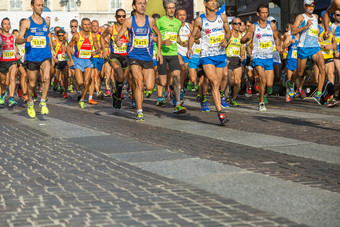 国际马拉松运行比赛人脚城市路人运行城市马拉松