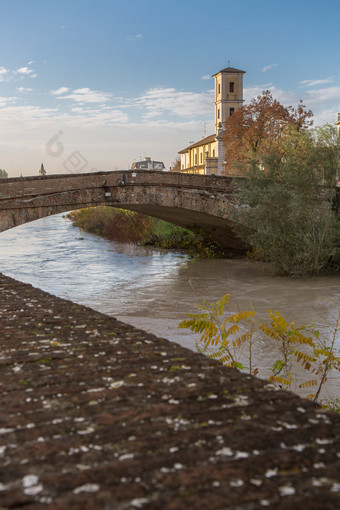 <strong>石头桥</strong>在的河和古老的贝尔塔colorno帕尔马艾米利亚罗马涅大区地区意大利<strong>石头桥</strong>在的河和古老的贝尔塔colorno