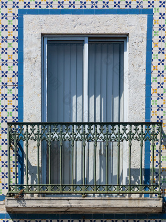 典型的葡萄牙语体系结构瓷砖蓝知更鸟窗口葡萄牙典型的葡萄牙语体系结构瓷砖蓝知更鸟窗口葡萄牙